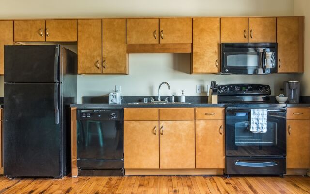 High-Rise Downtown Apts by Frontdesk