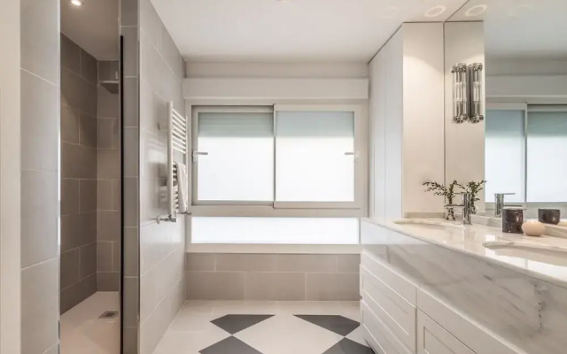 Besalu - 3 Bedrooms and Balcony in Castilla