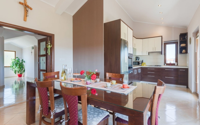 Quaint Apartment in Posedarje With Garden