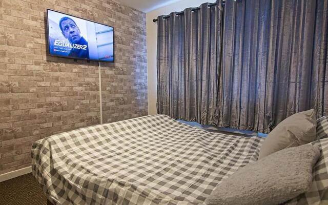 Stylish Five Star Rated Apartment