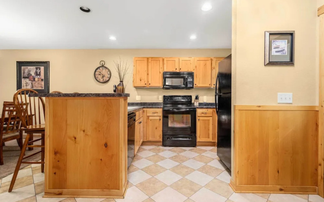 Gull Lake All-season Getaway w/ Private Deck