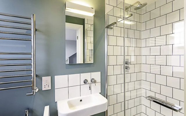 Bermondsey Bliss: Views, Comfort, and City Access!