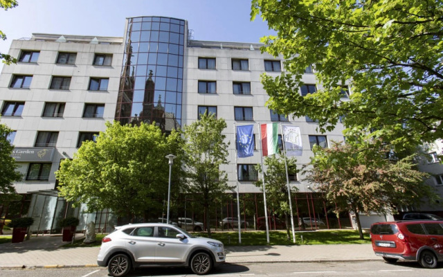Lions Garden Hotel