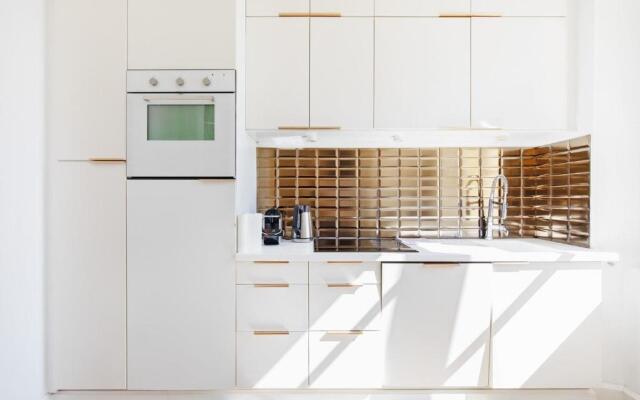 Palais Area: Modern 4 Bedrooms/ 4 Baths