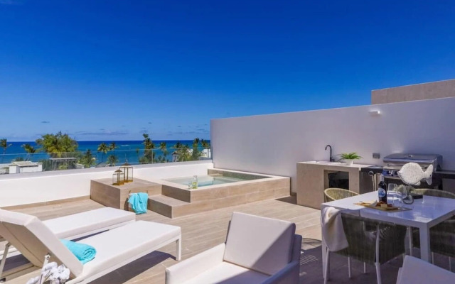 Elegant and Spacious Penthouse With Ocean View