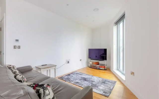 Stylish 2 Bed Flat in Battersea - Private Balcony