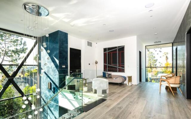Sophisticated Modern Retreat in Bel Air