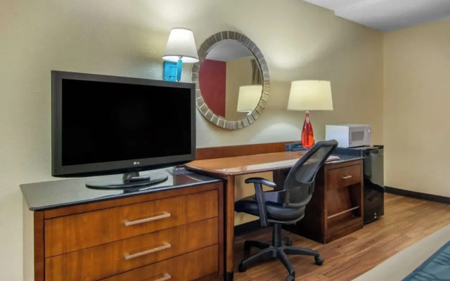 Forsyth Inn & Suites