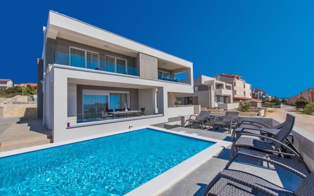 Apartments with Pool Villa Zora