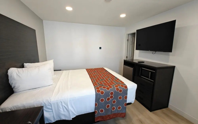 Casa Blanca Inn and Suites