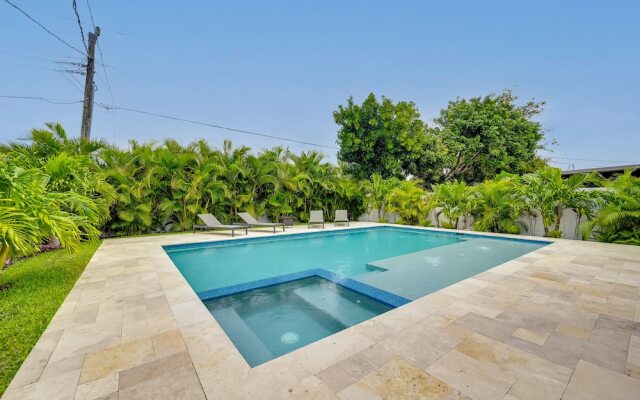 Walk to Beach: Getaway w/ Pool in Naples!