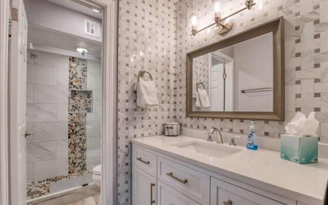 2BR Sleeps 6 Pool BBQ Gym Hot Tub & Bar Hopping!