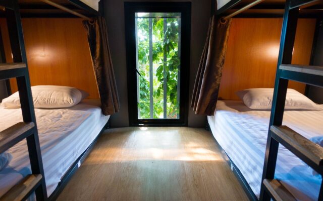 Comfy Bed Hostel - Adults Only