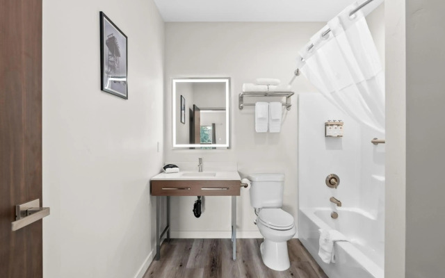 Cedar Street Hotel and Suites