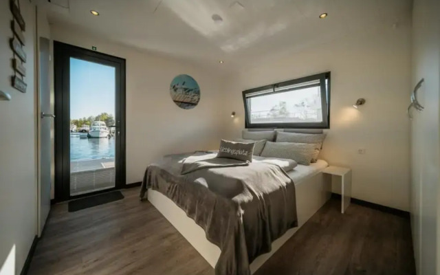 Hausboot am Prerauer Stich in Zehdenick