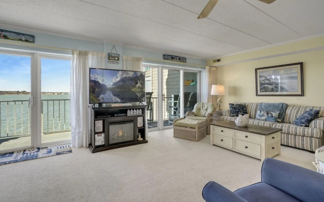 Harbour Island 204m 2 Bedroom Condo by RedAwning