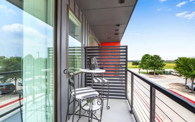 Chic Condo Minutes to Downtown, Gruene, & More