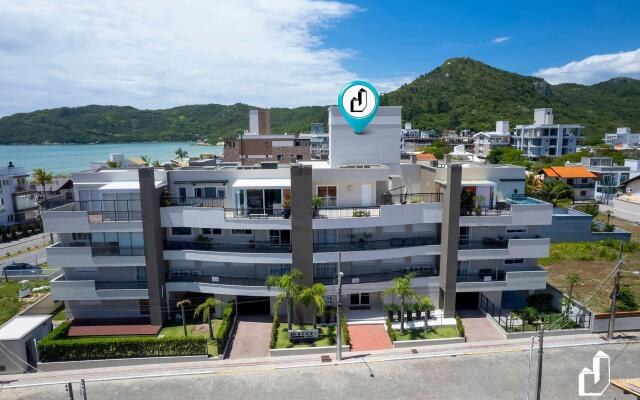 Apartamento com 03 dormitórios meia quadra do mar