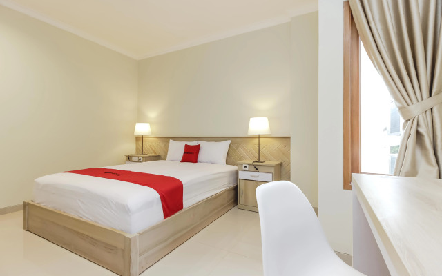 RedDoorz Premium near Ragunan Zoo 2