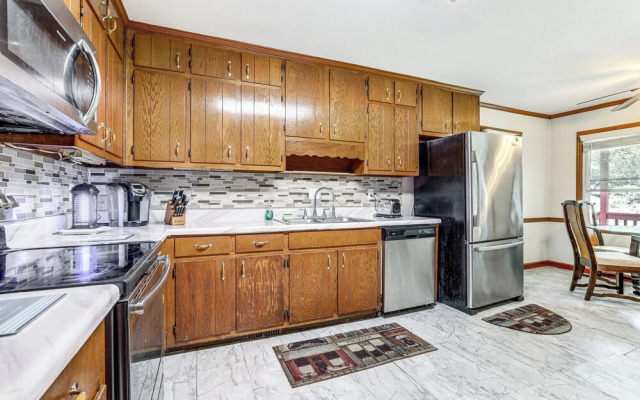 Pet-friendly House w/ Deck in Lawrenceville