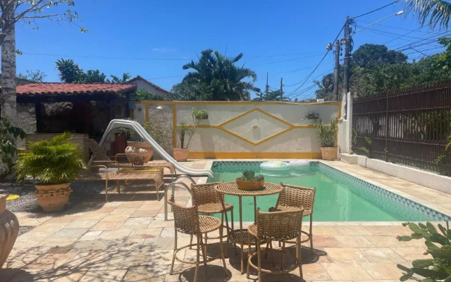 Suíte com varanda vista piscina