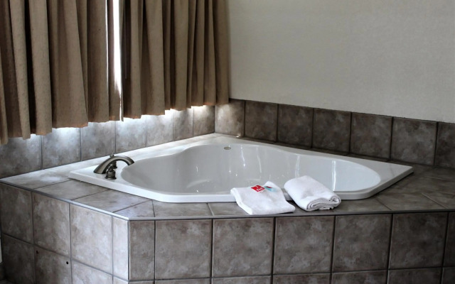 Econo Lodge Inn & Suites On The River