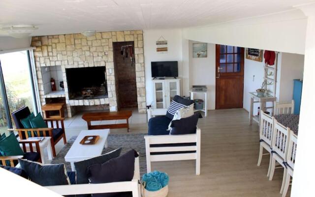 Baby Whale Bliss - Beachfront House