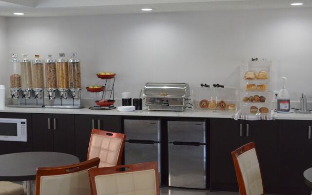 Econo Lodge Inn & Suites