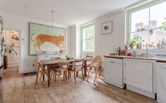 Spacious and Colourful 2 Bedroom Flat in Lambeth
