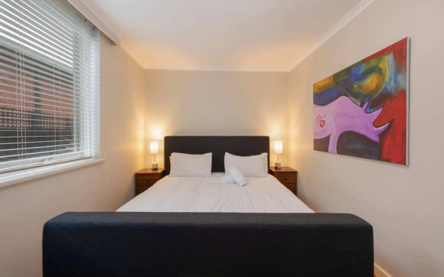 Light 2 Bedroom Apartment in Elwood With Balcony