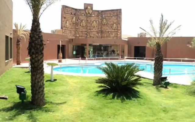 Confident Amoon - The Glamour Spa and Resort