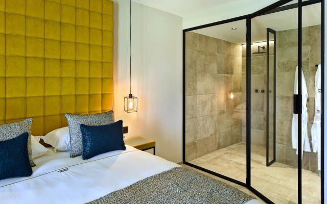 Villa With Pool & Suites for 12 Guests
