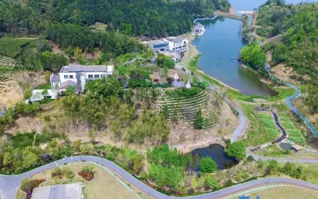 Xishe homestay by Mount Huangshan Lake