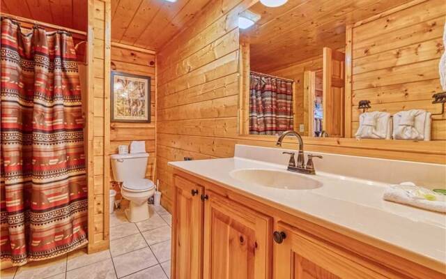 Smoky Mountain Retreat - Five Bedroom Cabin