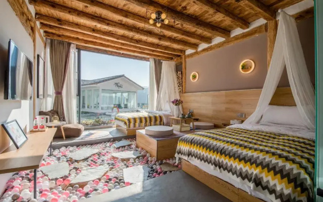 No Flowers Boutique Hostel