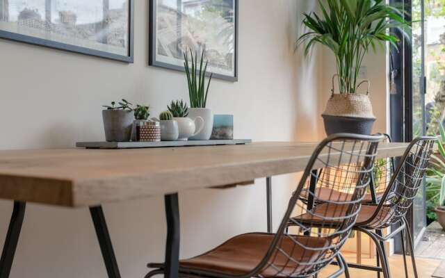 Modern 2 Bedroom Garden Apartment in West Hampstead