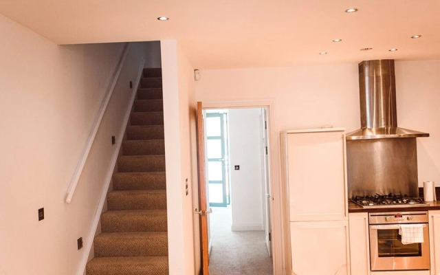 Luxurious 3 Bed Triplex Apartment - 3 Bath