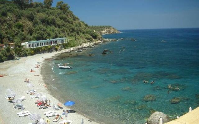 Cirucco Bay Hotel & Camping