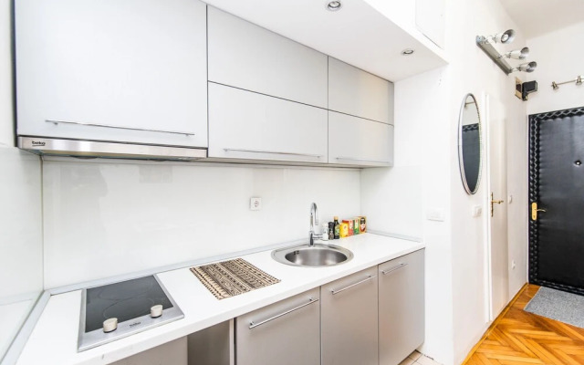 Bright and Sunny Apartment in The City Center!