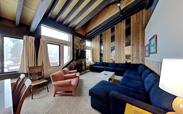 Slopeside Four Bedroom Homes at 1849 Condos - Free Wifi and Parking! by RedAwning