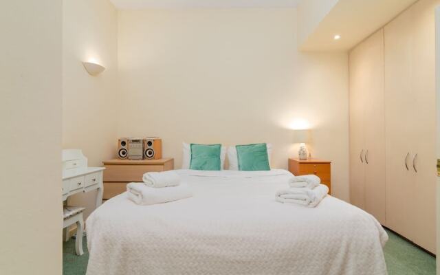 Charming 2 Bed Home In West Kensington Fits 4