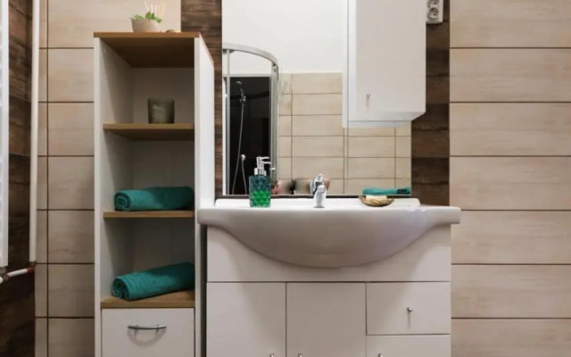Eclectic Luxury & Spacious 2BR AC Apt in Center