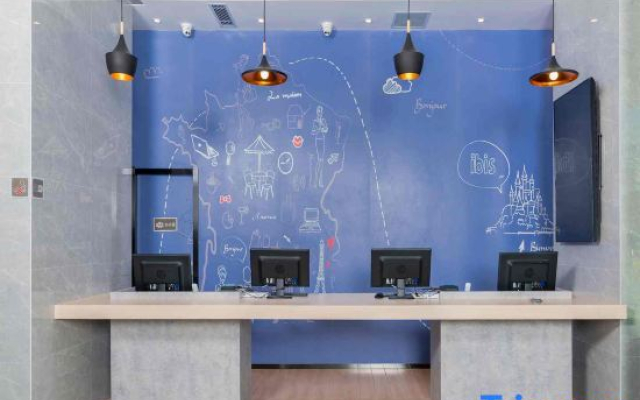 Ibis Hotel (Changji Jianshe Road Snack Street)