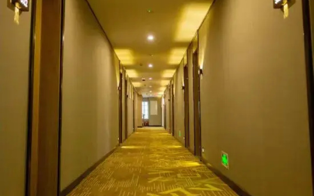 IU Hotel (Mengzhou Bus Station Huichang South Road)