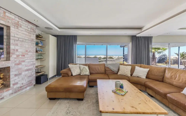 Beachfront, Private Pool, Pizza Oven, Pool Table, Fast Internet, Family Friendly