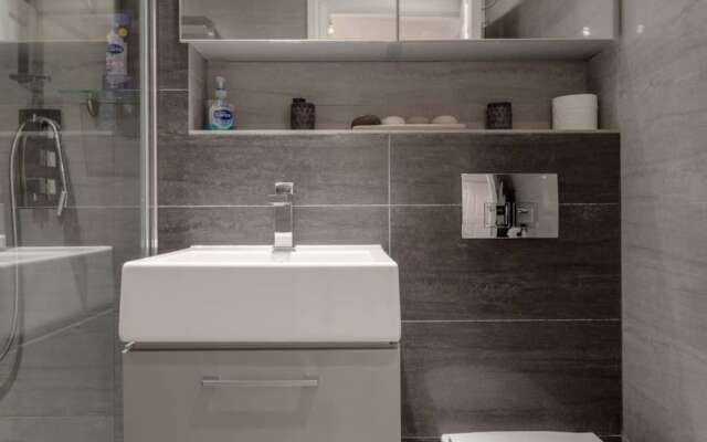 Stylish 2 Bedroom Flat With Large Garden