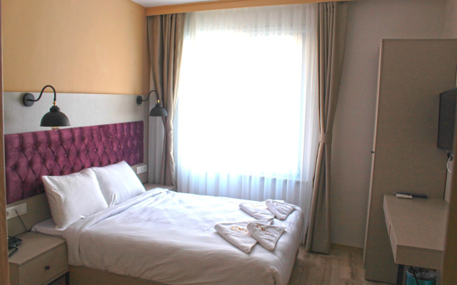 The Lola Hotel