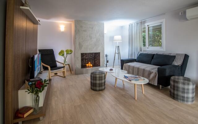 Lagonissi Residence