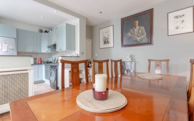 3 Bedroom Family House With Garden