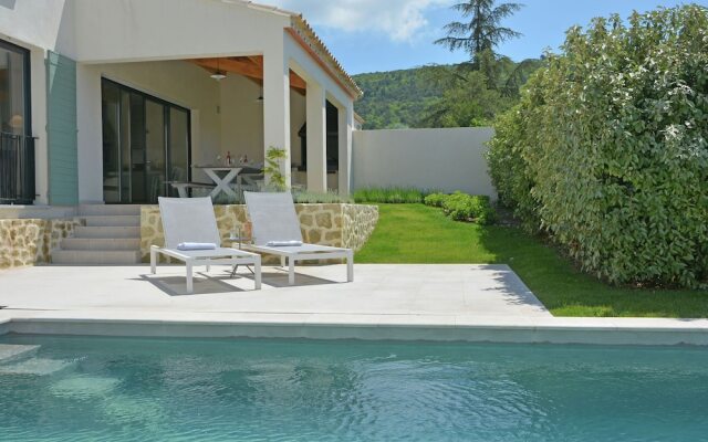 Wonderful Villa in Malaucène with Swimming Pool